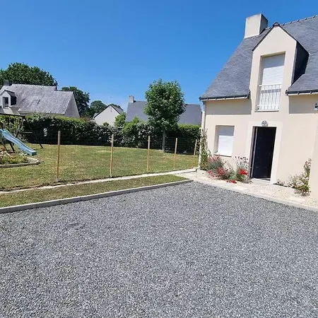 Maison De Famille Situee A Saint-molf. *