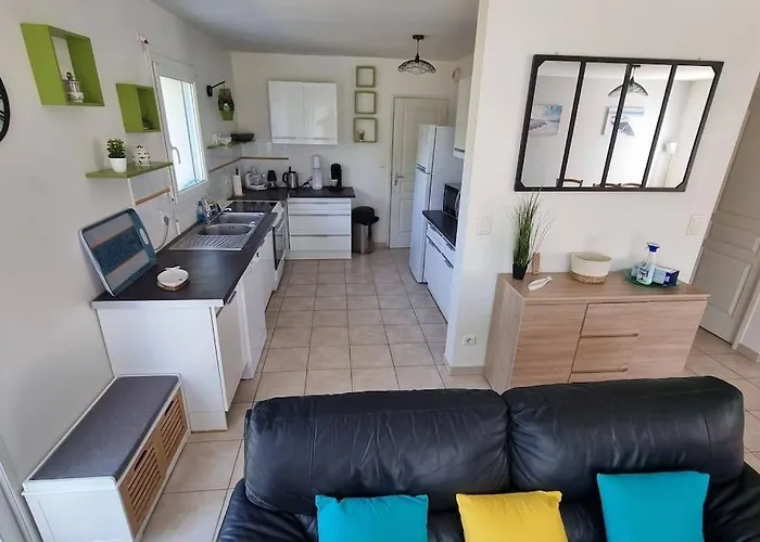 Maison De Famille Situee A Saint-molf. *